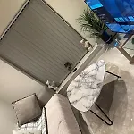 Bright In The Heart Of Centre Apartment *
