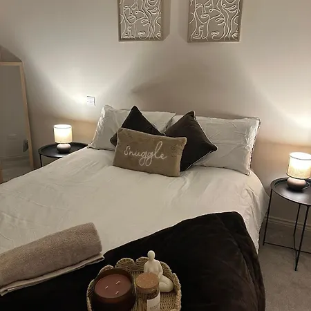 Luminous Leeds Getaway For 4 Perfect For Work & Relaxation Free Wi-Fi Apartment *
