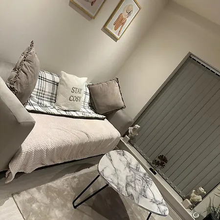 Luminous Leeds Getaway For 4 Perfect For Work & Relaxation Free Wi-Fi Apartment
