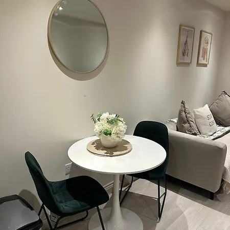 Luminous Leeds Getaway For 4 Perfect For Work & Relaxation Free Wi-Fi *