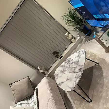 Luminous Leeds Getaway For 4 Perfect For Work & Relaxation Free Wi-Fi Apartment *